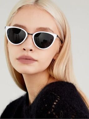 Topfoxx White Cat-Eye Sunglasses with Black Lenses